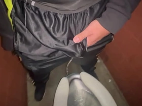 篮球短裤里尿出来 Bohemian gay chinese guys porn