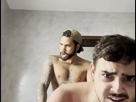 小鲜肉给兄弟爽了一把 agay gay porn indonesia